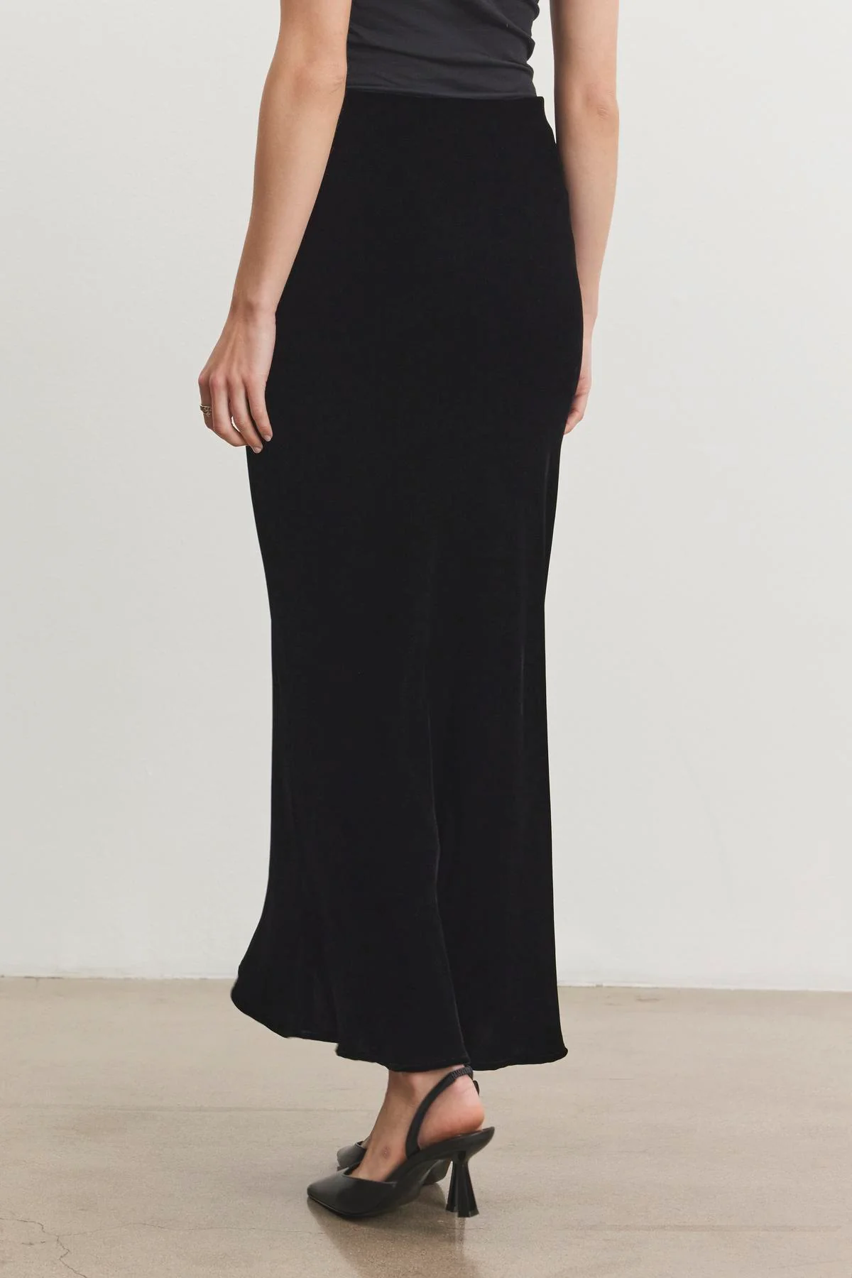 EZA SILK VELVET SKIRT IN BLACK - Image 3