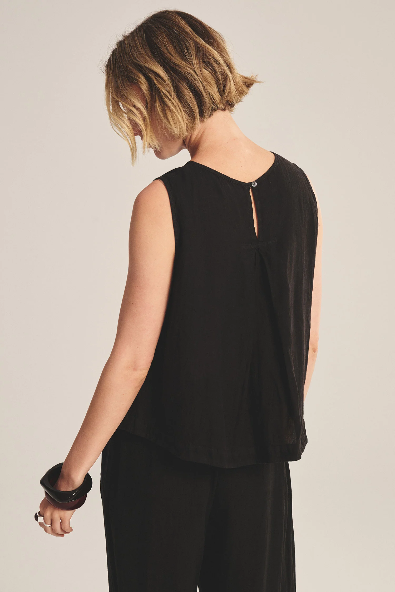 MAXINE LINEN TOP IN BLACK - Image 7