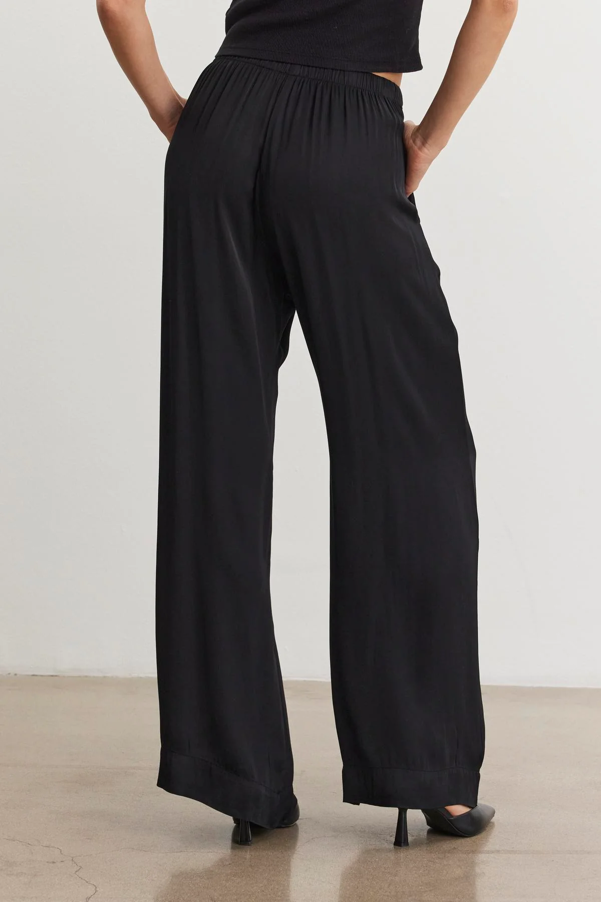 RHETTA SATIN TROUSERS IN BLACK - Image 4