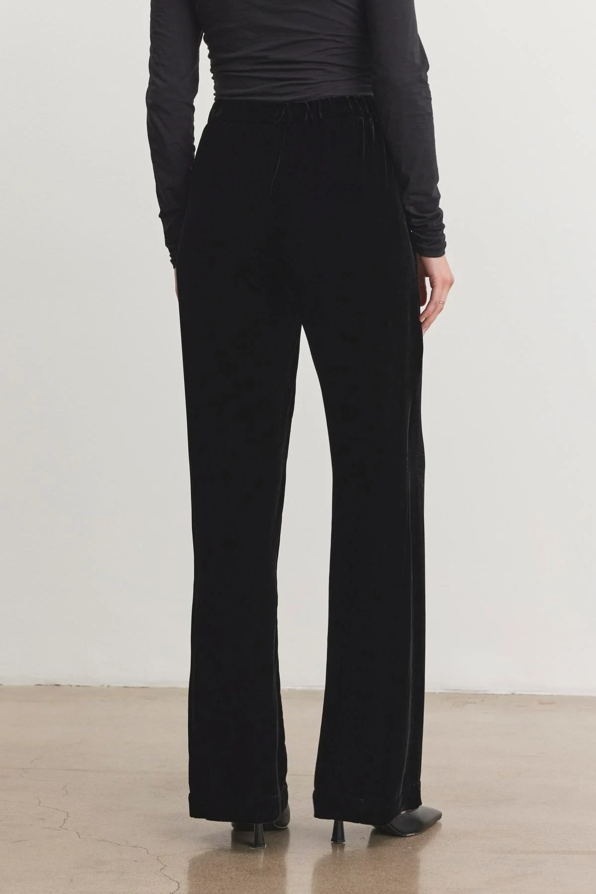 SORINE SILK VELVET TROUSER IN BLACK - Image 4
